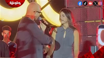 عمرو دياب يمازح لجين خليفة على المسرح: “آخر مرة رقصتي معايا حصلك مشاكل”