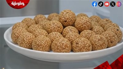 حلويات صحية للأطفال في البيت.. كرات السمسم والسوداني بالعسل الأسود