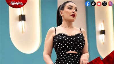 عبير صبري بإطلالة كلاسيكية بالأسود والأبيض.. تفاصيل فستانها وتسريحة شعرها