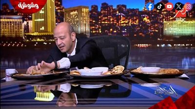 على الهواء.. عمرو أديب يدخل تحدي الفطير المشلتت: «الطعم هو الحكم»