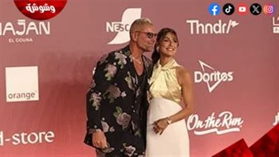 لوك غريب وإطلالة غير تقليدية.. تامر هجرس يشعل افتتاح مهرجان الجونة السينمائي