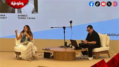 مترجمة لغة الإشارة تخطف الأنظار في ندوة منة عدلي القيعي وأحمد طارق يحيى بالجونة