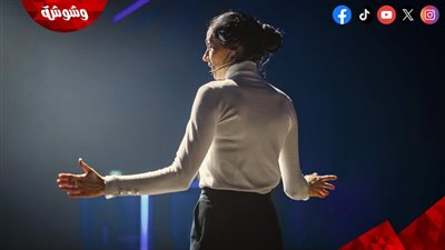 تفسير حلم الوقوف أمام جمهور كبير.. هل يعكس الثقة بالنفس أم الخوف من الآخرين؟
